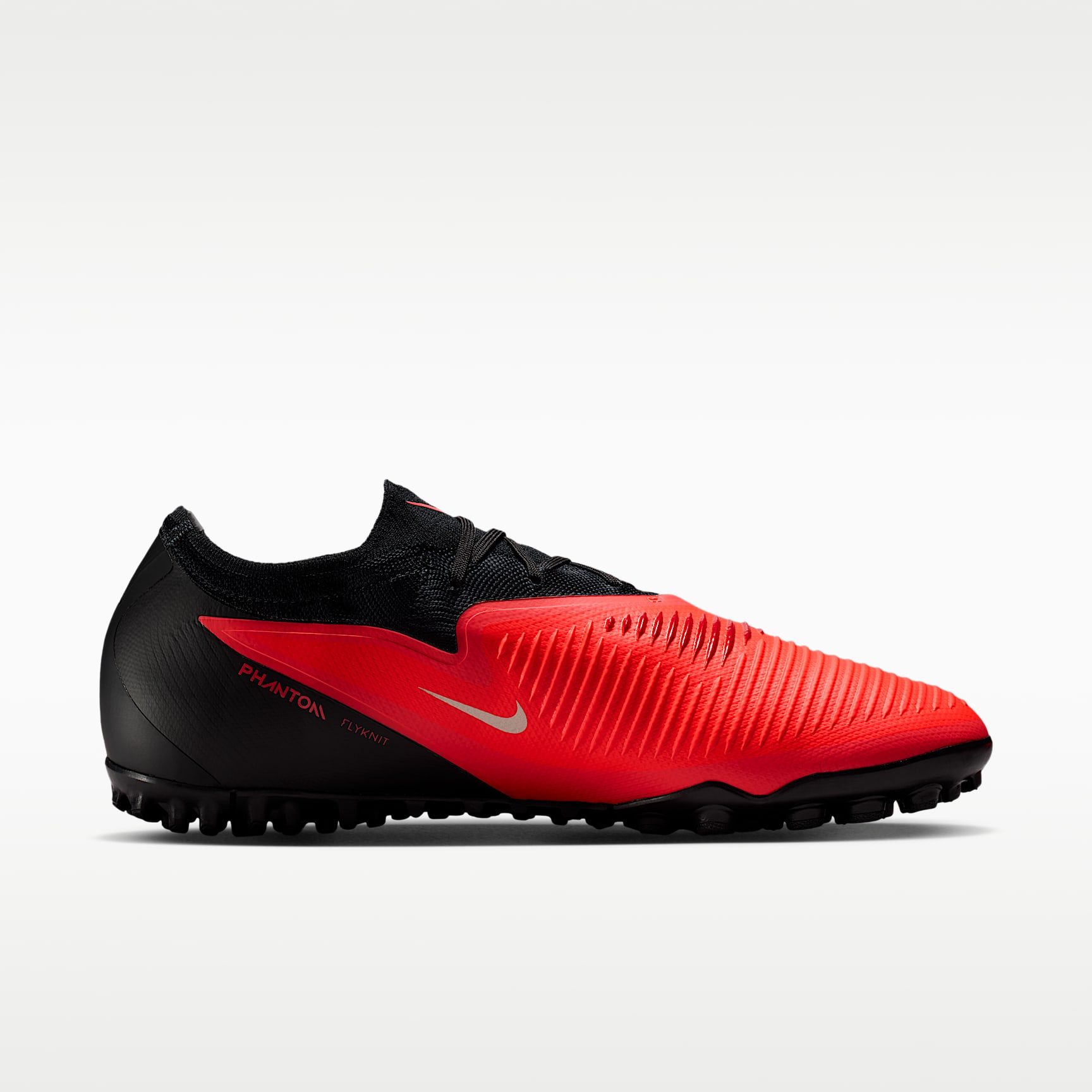 Nike Phantom 6 Low Pro Fußballschuh für Turf – Bright Crimson/Bright Crimson/Schwarz