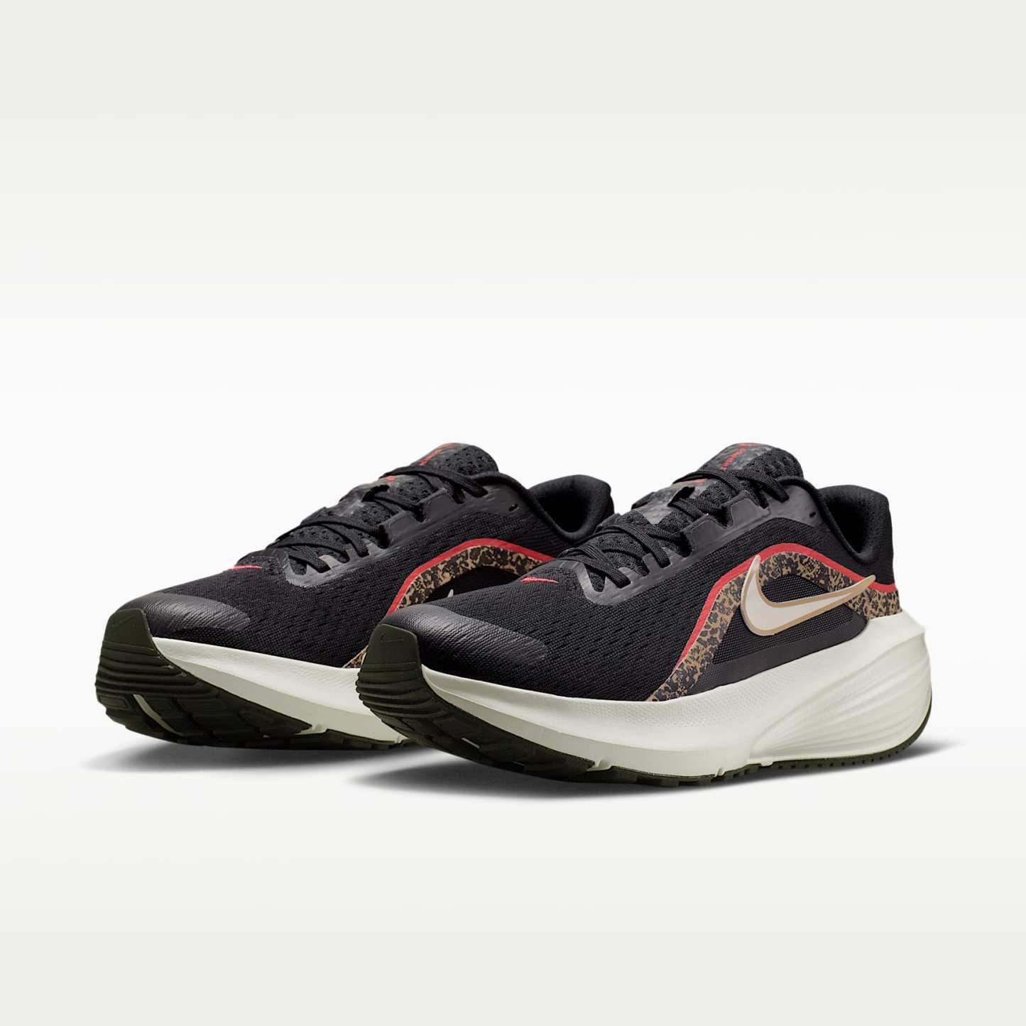 Nike Downshifter 14 Straßenlaufschuh (Damen) – Schwarz/British Khaki/Fusion Red/Sail