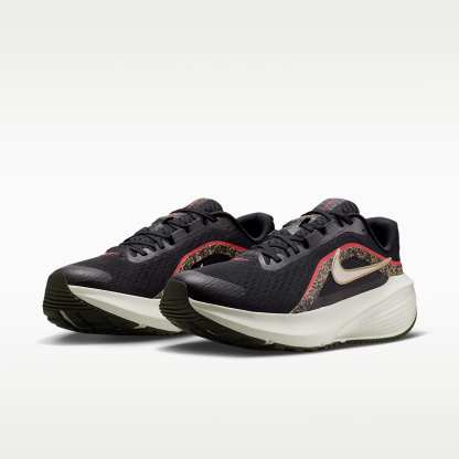 Nike Downshifter 14 Straßenlaufschuh (Damen) – Schwarz/British Khaki/Fusion Red/Sail
