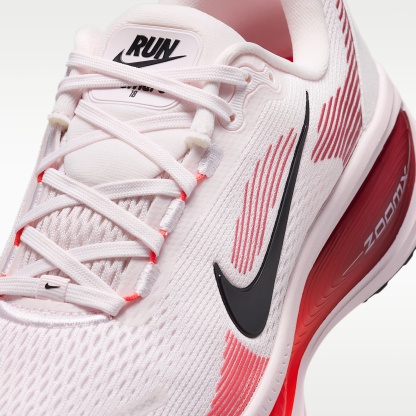 Nike Vomero 18 Straßenlaufschuh (Damen) – Pearl Pink/Team Crimson/Bright Crimson/Schwarz