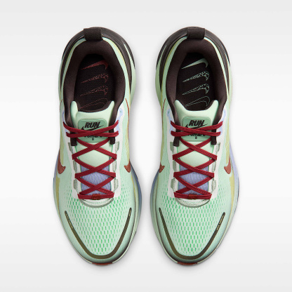 Nike Vomero 18 SE Straßenlaufschuh (Herren) – Frosted Spruce/Tar/Purple Fade/Rugged Orange