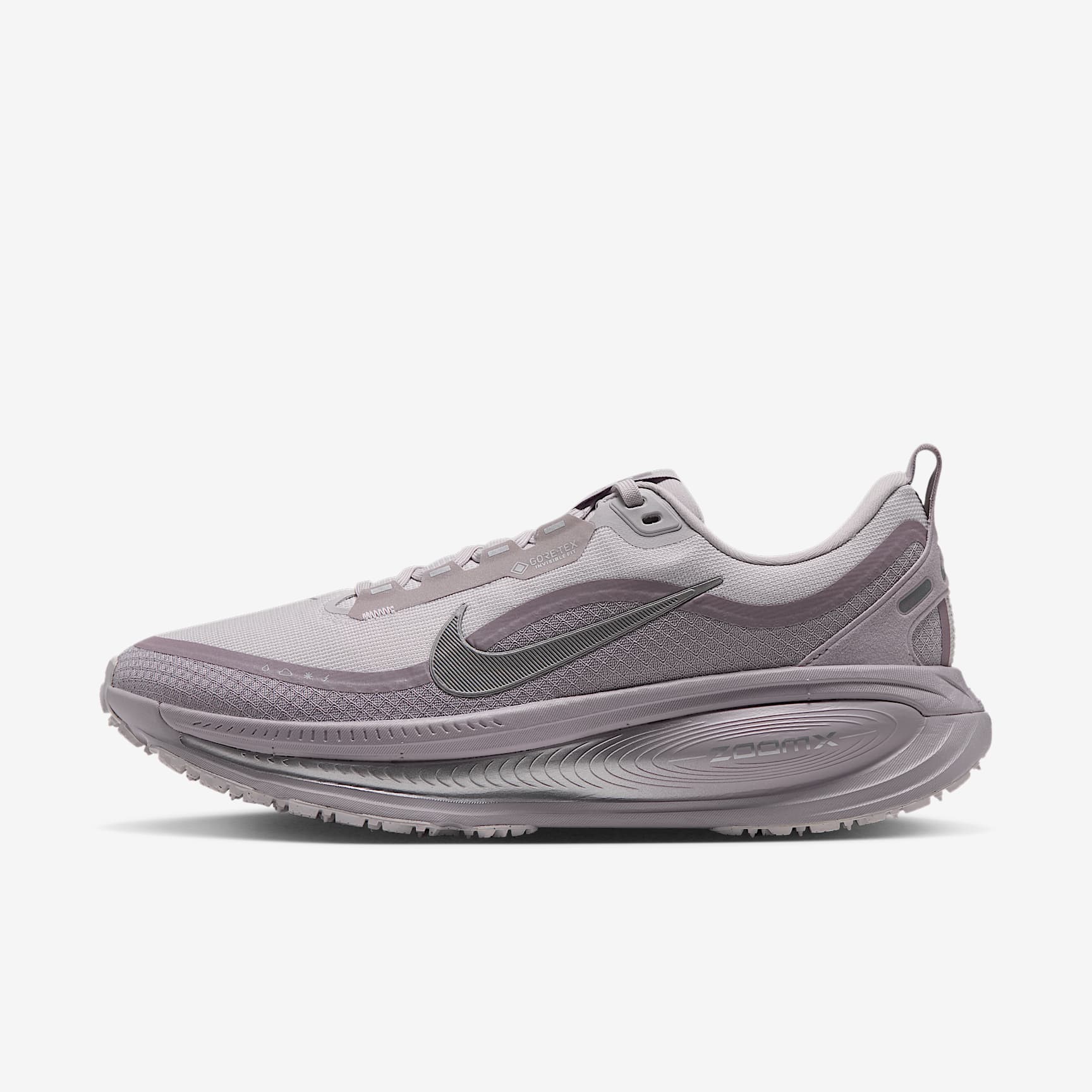 Nike Vomero 18 GORE-TEX Wasserdichter Straßenlaufschuh mit reflektierenden Designakzenten (Damen) – Vast Grey/Silver Lilac/Metallic Silver