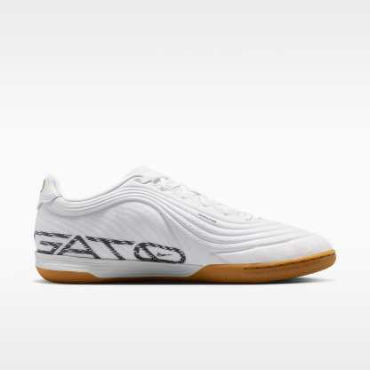 Nike Tiempo Reactgato Low Top Fußballschuh für Hallen- und Hartplätze – Weiß/Metallic Gold