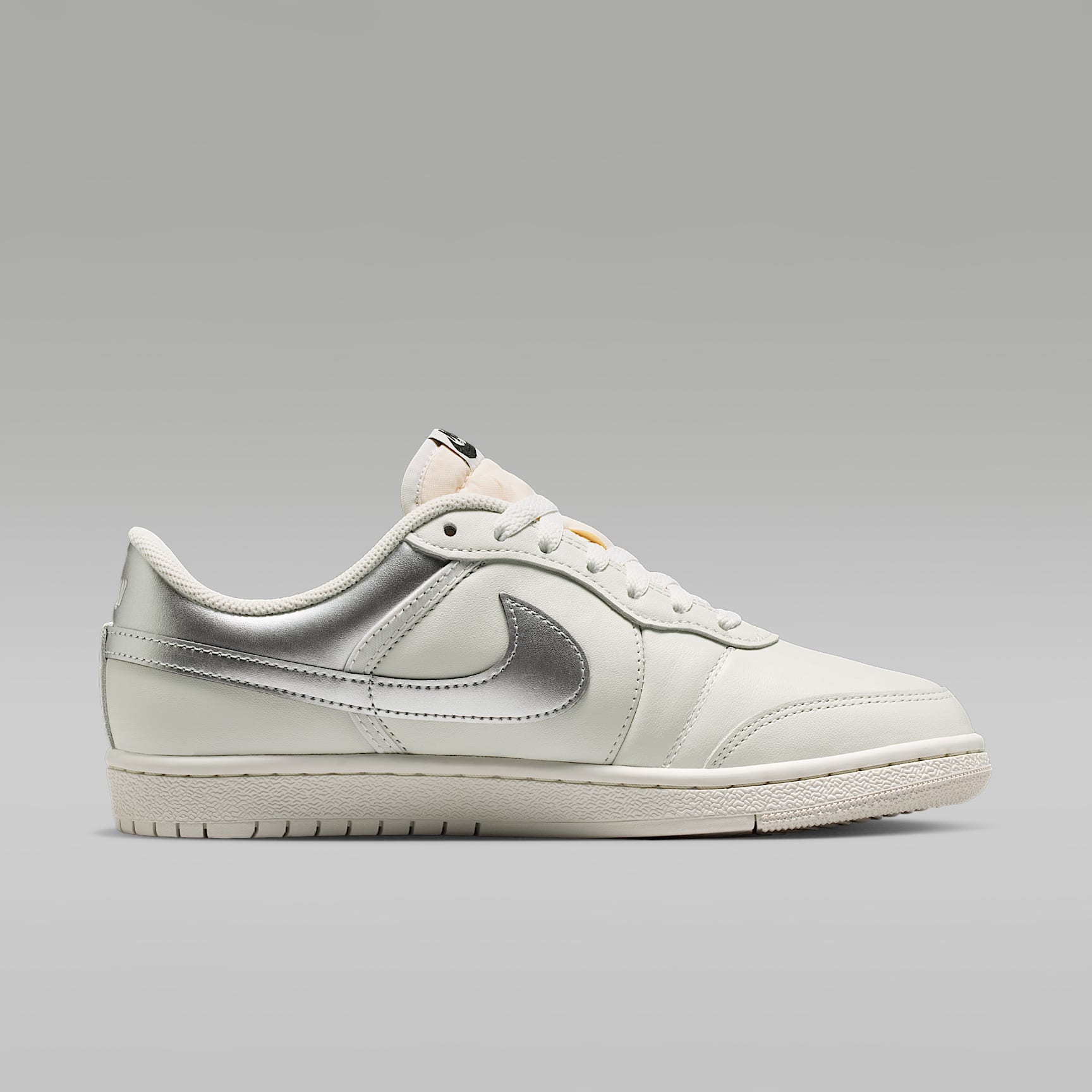 Air Jordan Skyline Low Damenschuh – Swan/Schwarz/Metallic Silver