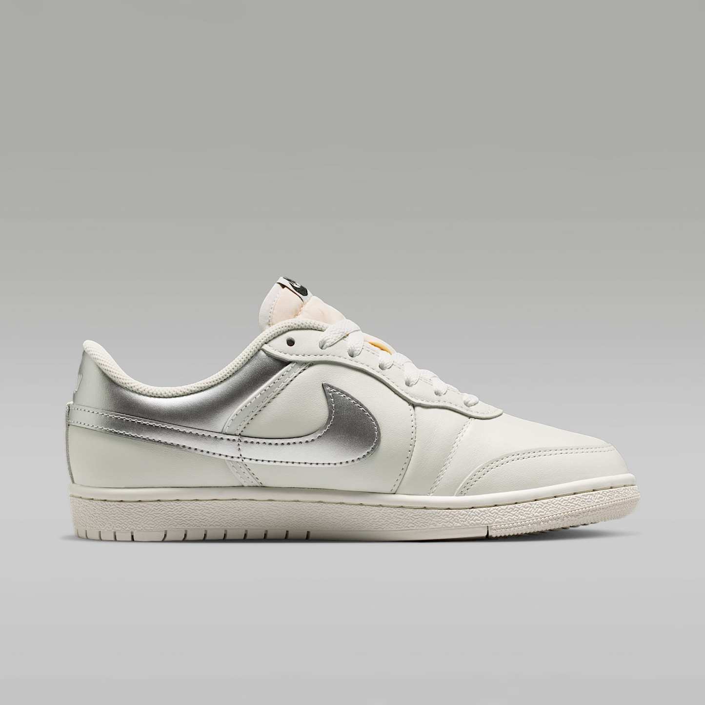 Air Jordan Skyline Low Damenschuh – Swan/Schwarz/Metallic Silver