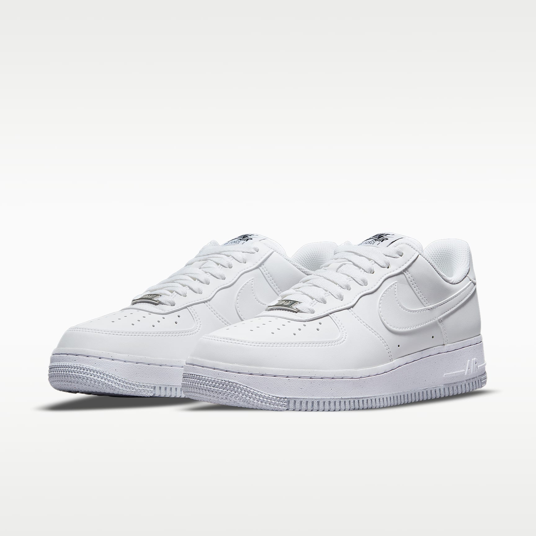 Nike Air Force 1 '07 SE Suede Damenschuh – Weiß/Schwarz/Metallic Silver/Weiß