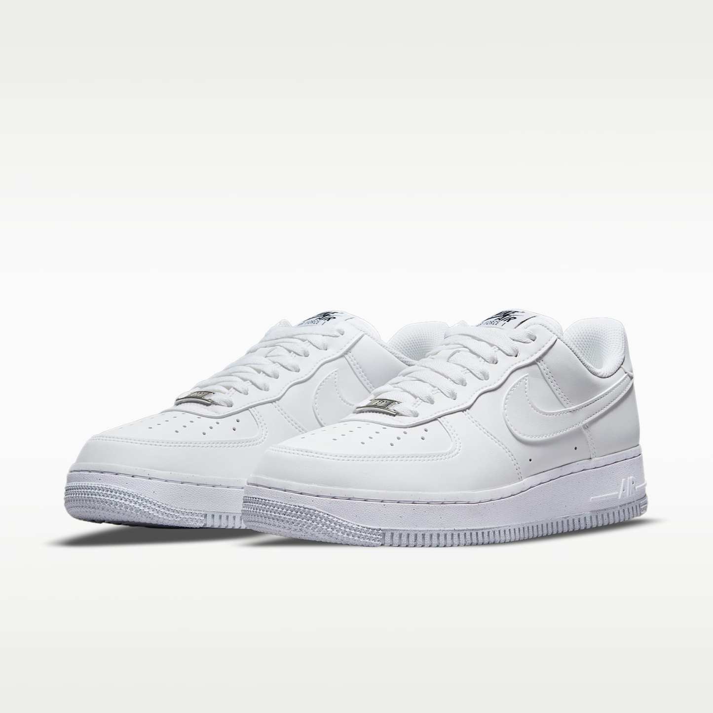 Nike Air Force 1 '07 SE Suede Damenschuh – Weiß/Schwarz/Metallic Silver/Weiß