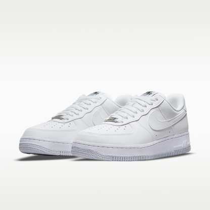 Nike Air Force 1 '07 SE Suede Damenschuh – Weiß/Schwarz/Metallic Silver/Weiß