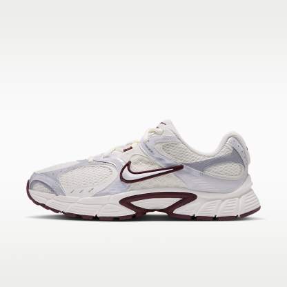 Nike V5 RNR Schuh mit reflektierenden Akzenten (Damen) – Sail/Night Maroon/Metallic Summit White/Sail
