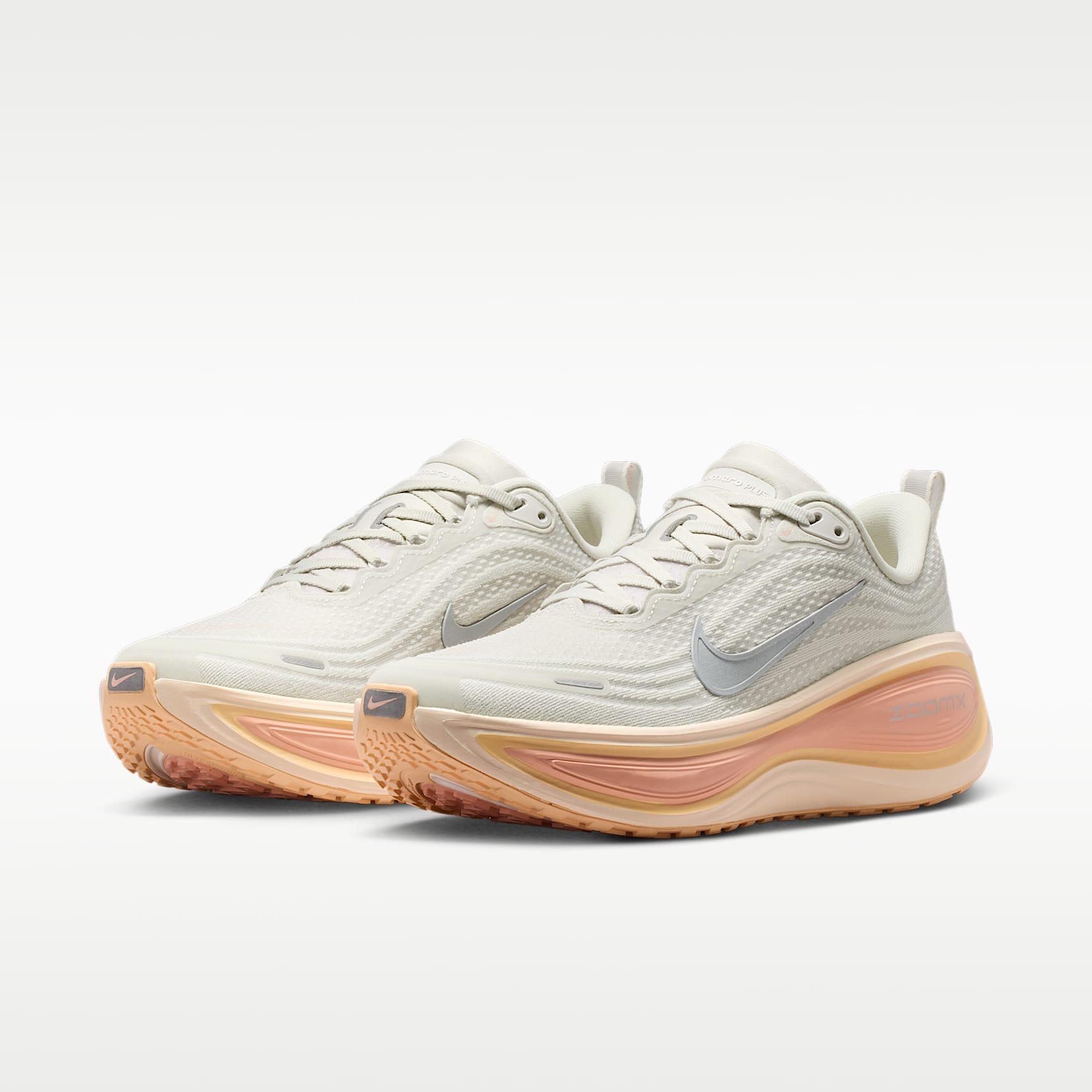 Nike Vomero Plus Straßenlaufschuh (Damen) – Light Bone/Arctic Orange/Ice Peach/Metallic Silver