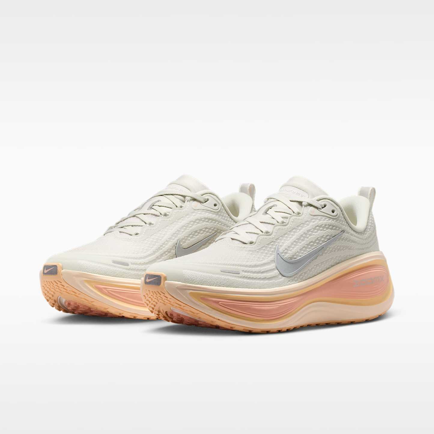 Nike Vomero Plus Straßenlaufschuh (Damen) – Light Bone/Arctic Orange/Ice Peach/Metallic Silver