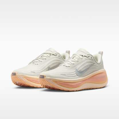 Nike Vomero Plus Straßenlaufschuh (Damen) – Light Bone/Arctic Orange/Ice Peach/Metallic Silver