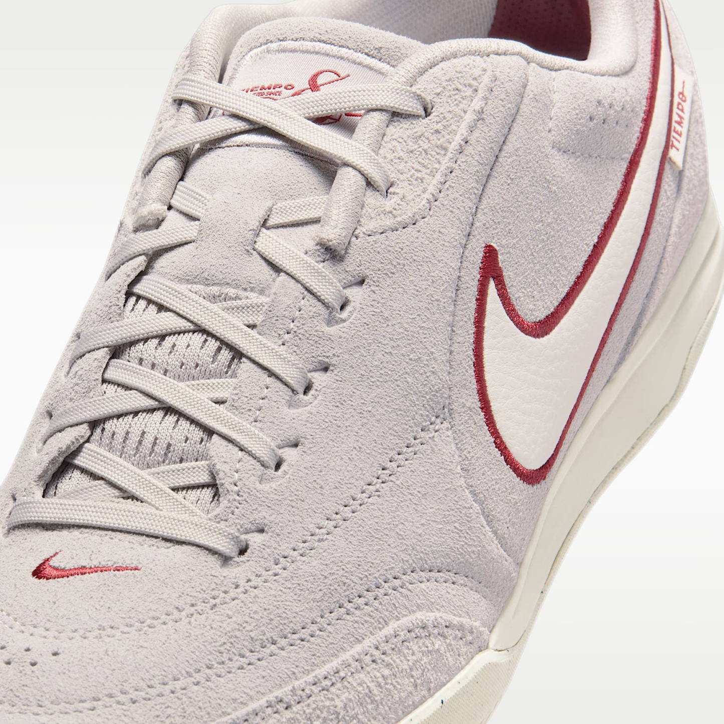 Nike Tiempo Streetgato PRM Low-Top-Fußballschuh für Hallen- und Hartplätze – Moon Particle/Team Red/Chalk