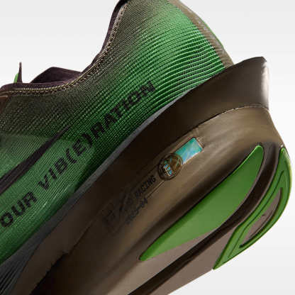 Nike Vaporfly 4 Laufschuh für Straßenwettkämpfe (Herren) – Chlorophyll/Off Noir/Mink Brown/Burgundy Ash
