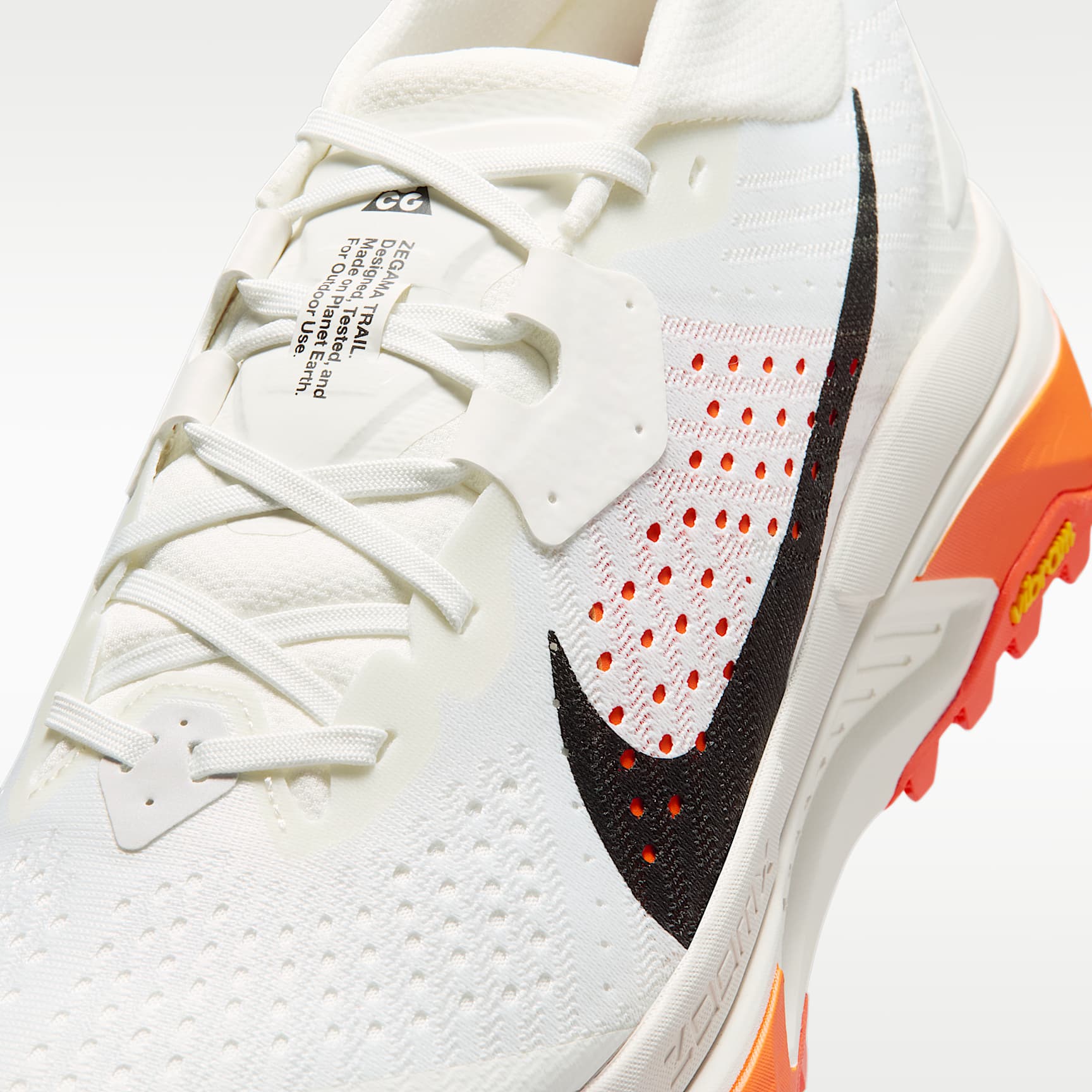 ACG Zegama Trail Traillaufschuh (Herren) – Summit White/Phantom/Safety Orange/Schwarz