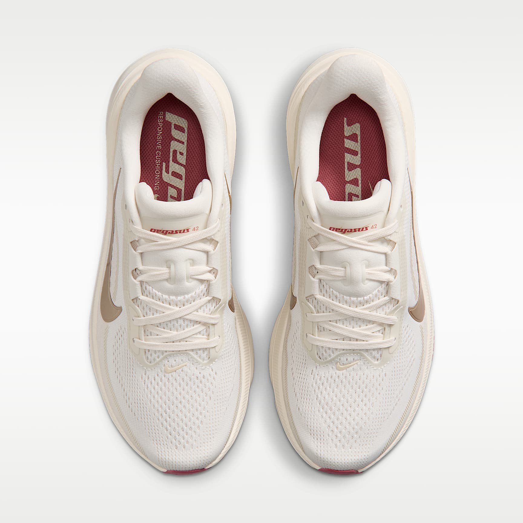 Nike Pegasus 42 Straßenlaufschuh (Damen) – Phantom/Chalk/Sail/Metallic Gold Grain