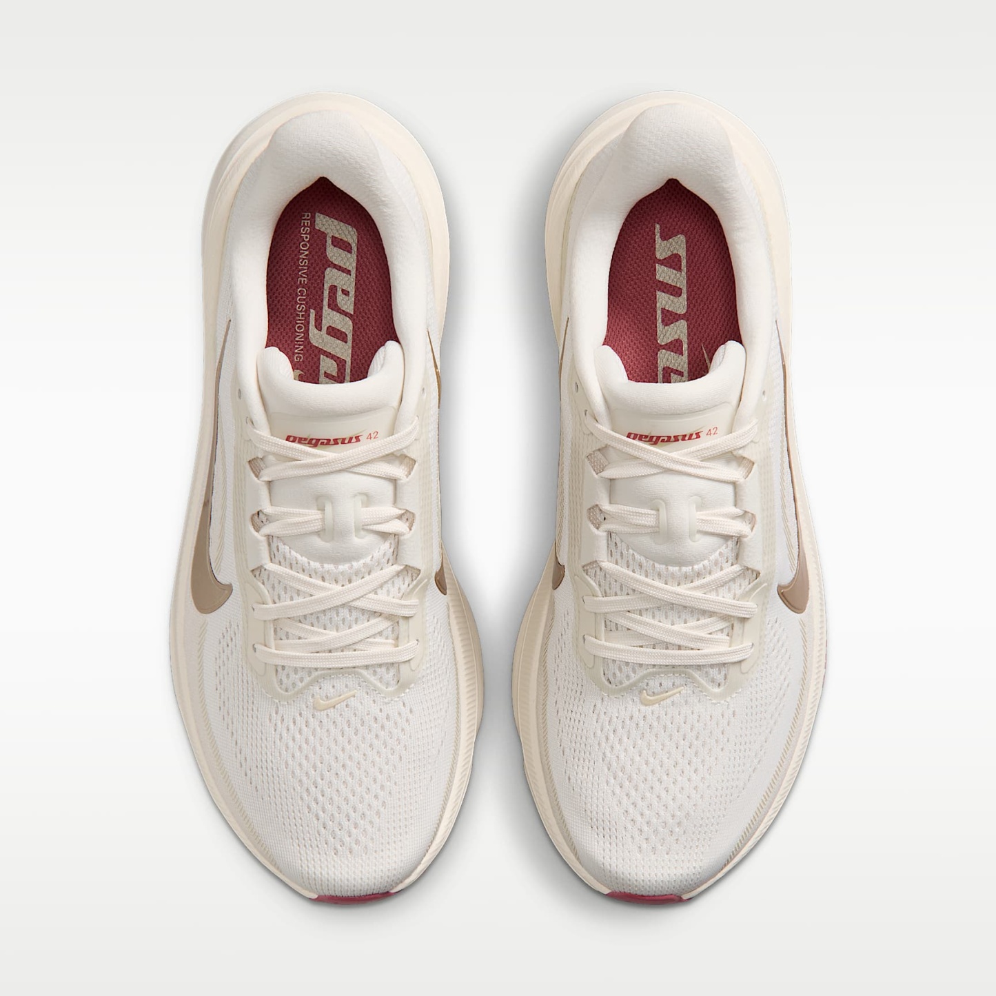 Nike Pegasus 42 Straßenlaufschuh (Damen) – Phantom/Chalk/Sail/Metallic Gold Grain
