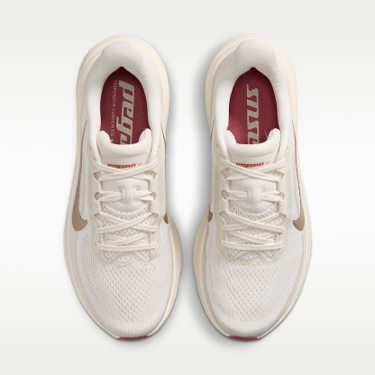 Nike Pegasus 42 Straßenlaufschuh (Damen) – Phantom/Chalk/Sail/Metallic Gold Grain