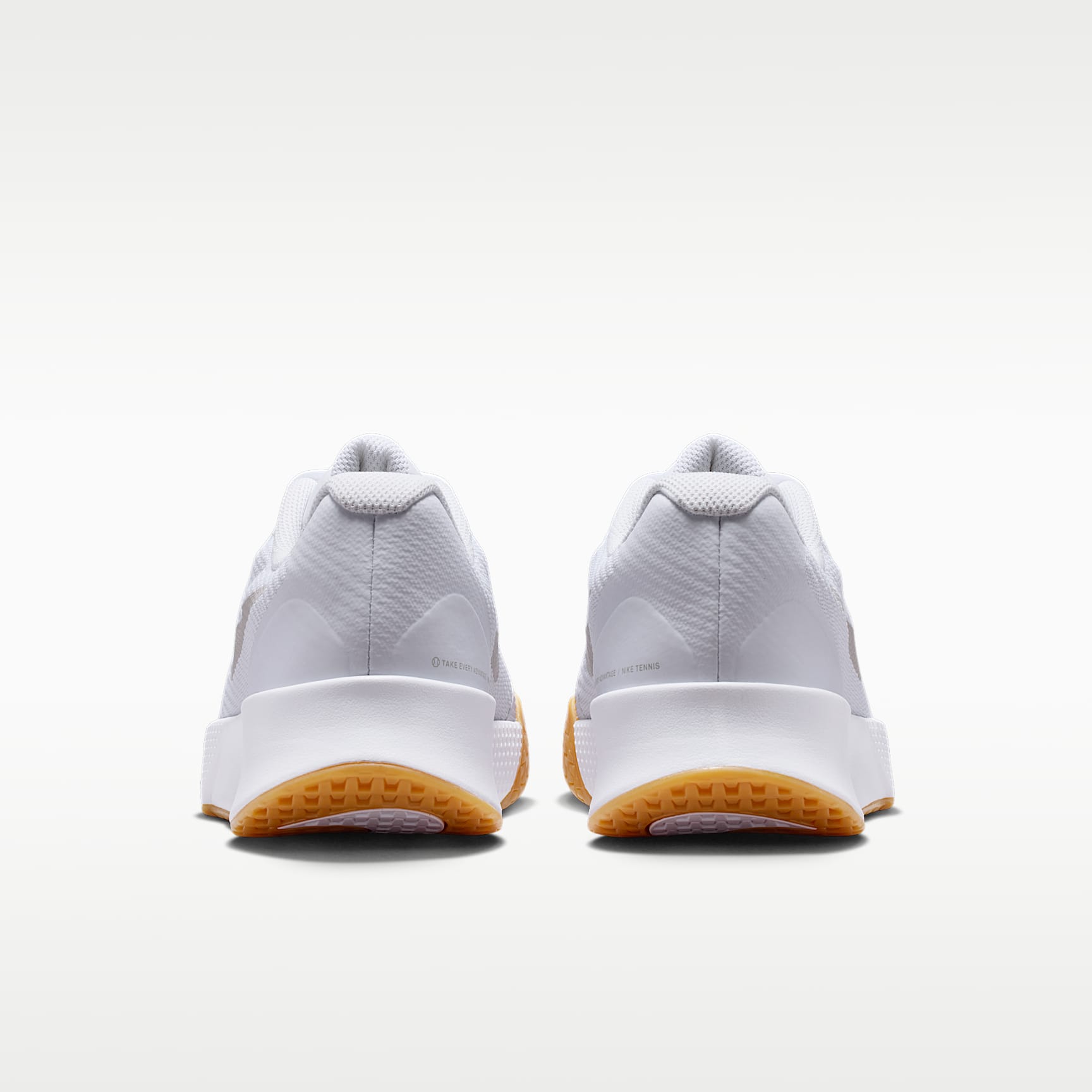 Nike Vapor Lite 3 Tennisschuh für Hartplätze (Damen) – Weiß/Summit White/Gum Yellow/Light Orewood Brown