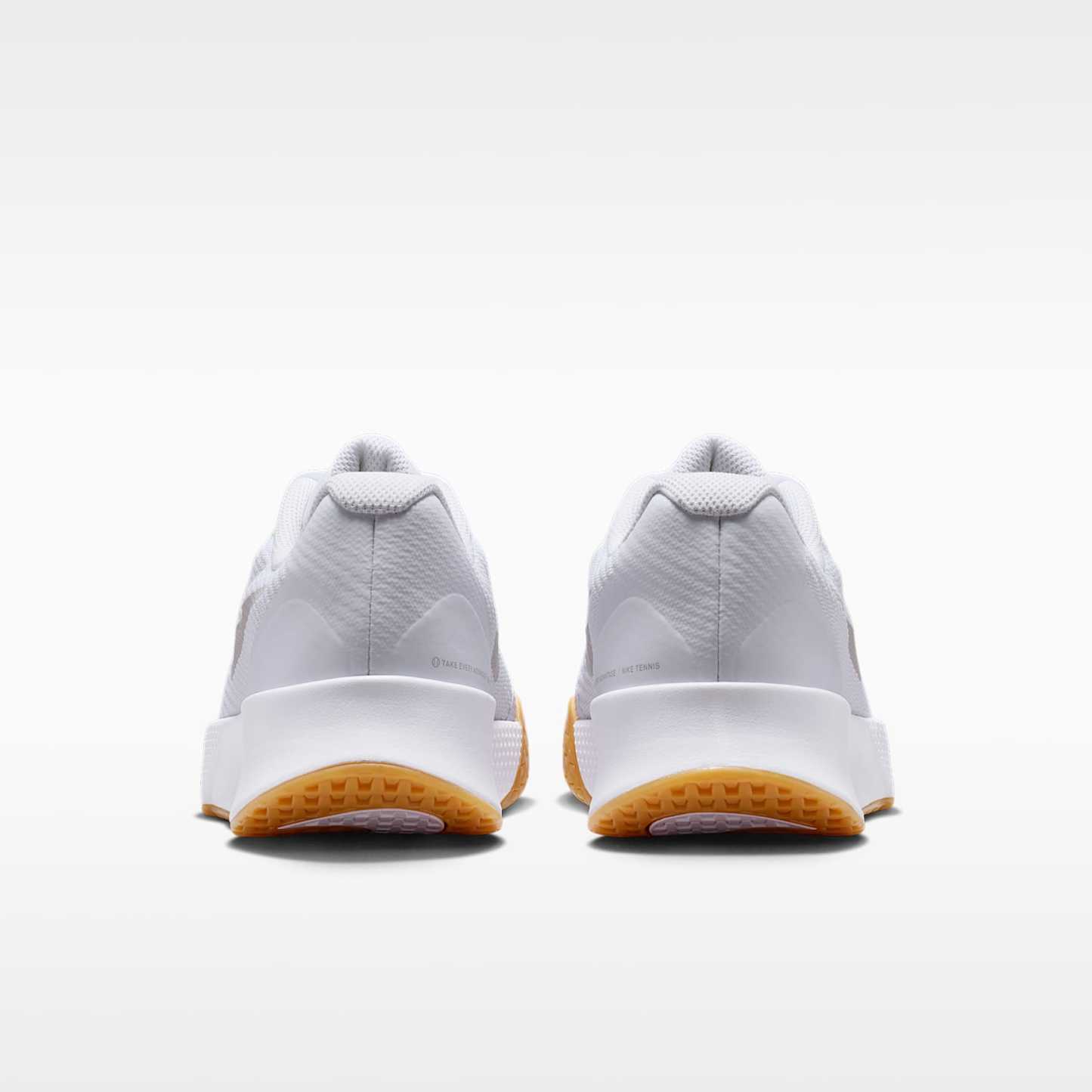 Nike Vapor Lite 3 Tennisschuh für Hartplätze (Damen) – Weiß/Summit White/Gum Yellow/Light Orewood Brown