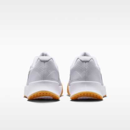 Nike Vapor Lite 3 Tennisschuh für Hartplätze (Damen) – Weiß/Summit White/Gum Yellow/Light Orewood Brown