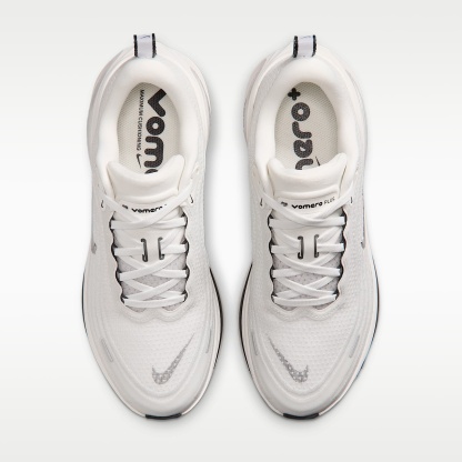 Nike Vomero Plus Straßenlaufschuh (Damen) – Summit White/Sail/Anthracite/Metallic Silver