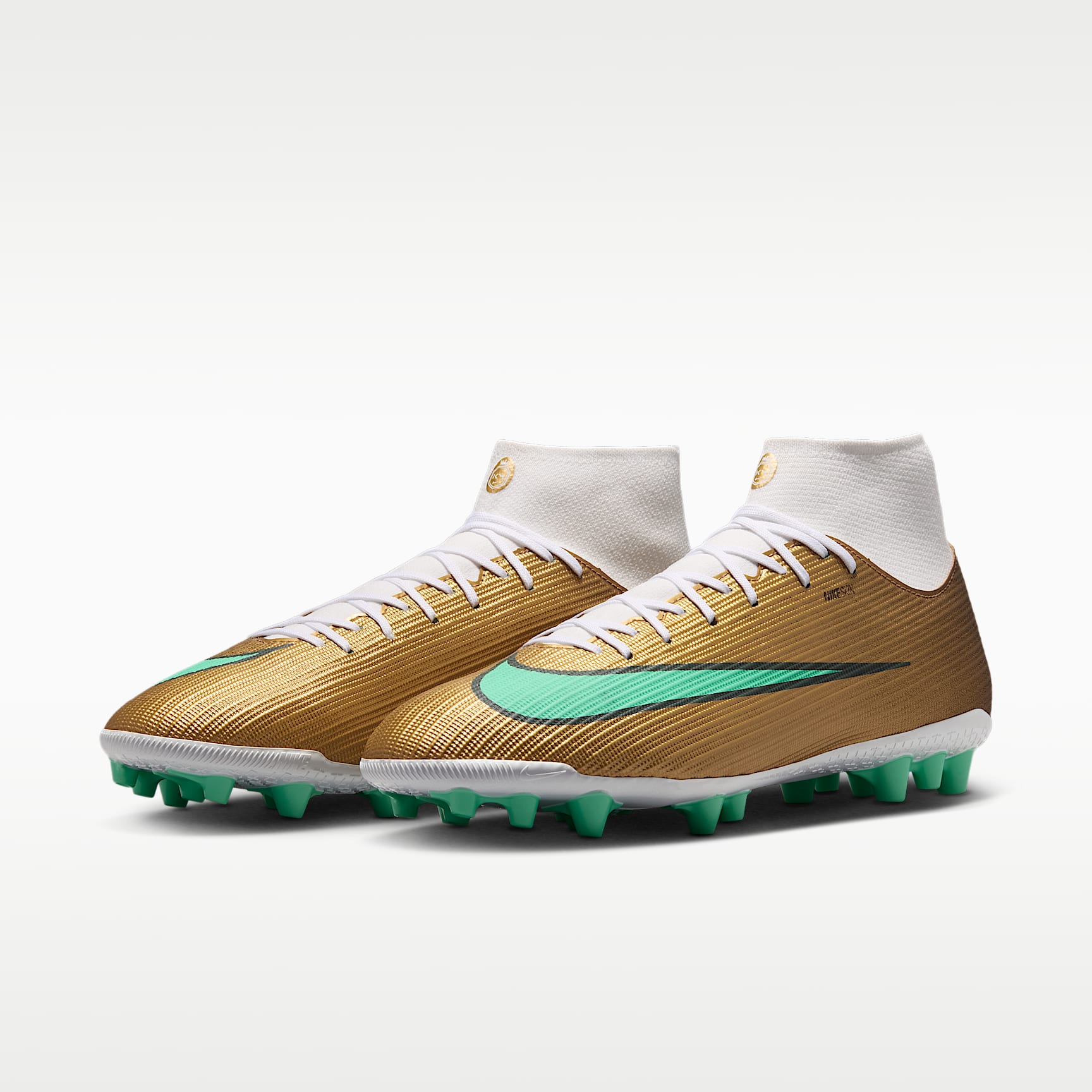 Nike Mercurial Superfly 11 Academy „Kylian Mbappé“ High-Top-Fußballschuh für Kunstrasen – Metallic Gold/Green Glow