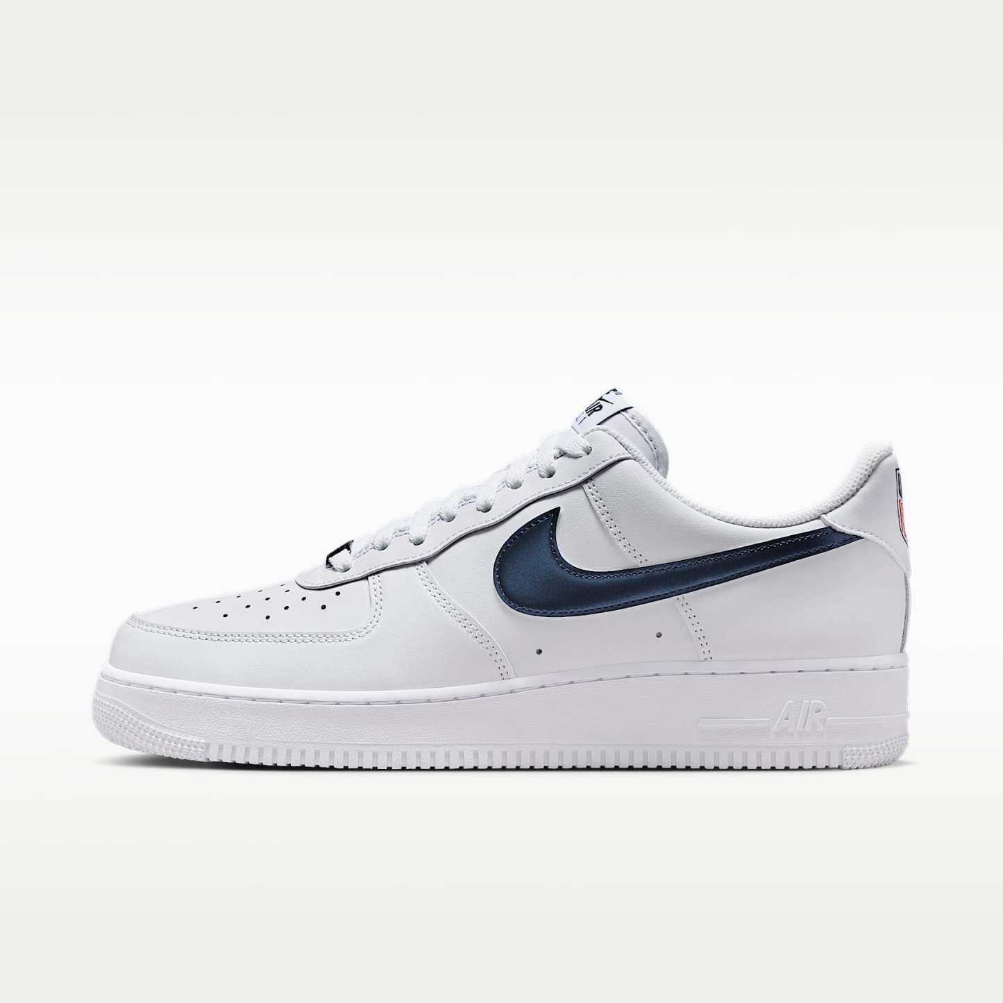 Nike Air Force 1 '07 LV8 „USA“ Schuhe (Herren) – Weiß/University Red/University Red/Midnight Navy