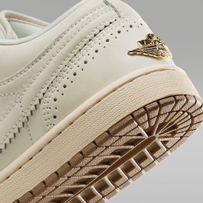 Air Jordan 1 Low SE Damenschuh – Chalk/Metallic Gold/Pearl White/Chalk