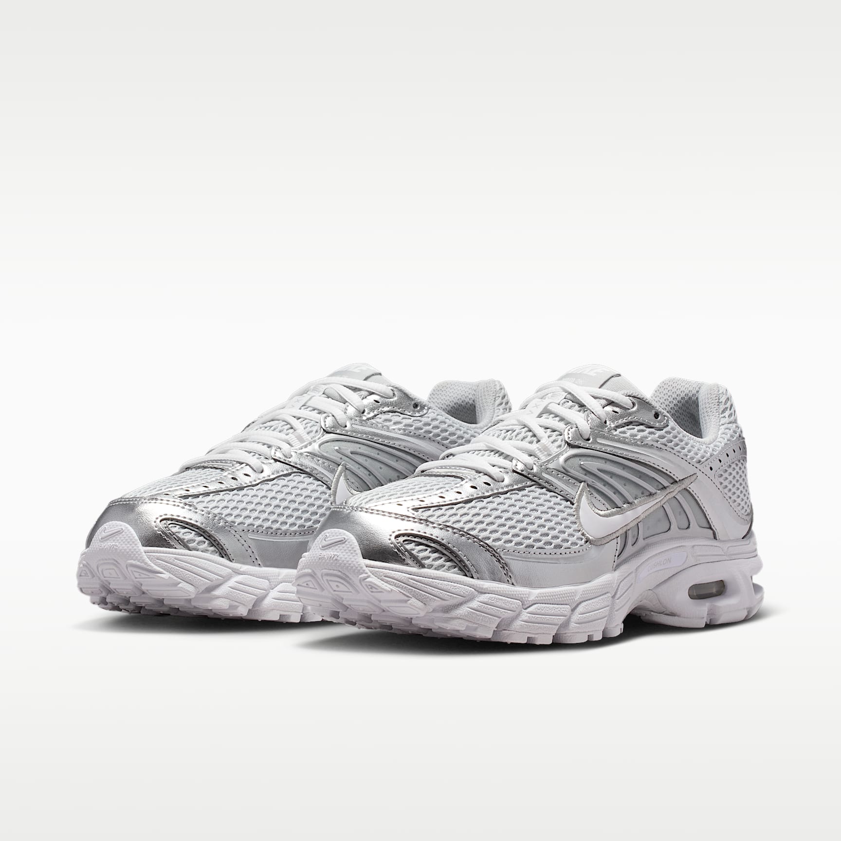 Nike Air Max Moto 2K Schuh mit reflektierenden Akzenten (Damen) – Grey Fog/Metallic Silver/Weiß