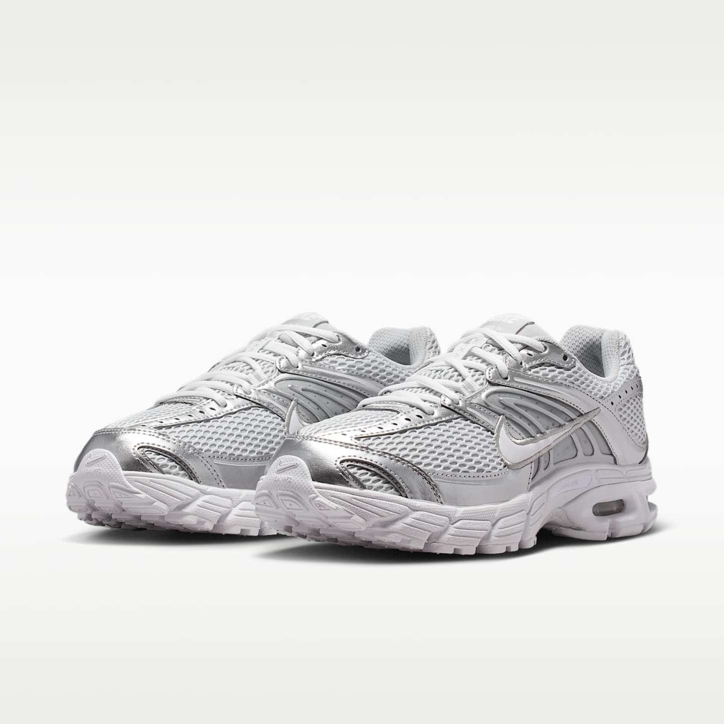 Nike Air Max Moto 2K Schuh mit reflektierenden Akzenten (Damen) – Grey Fog/Metallic Silver/Weiß