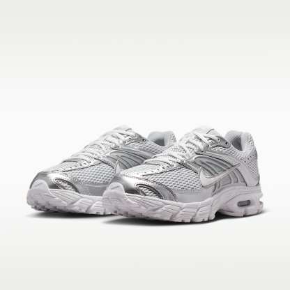 Nike Air Max Moto 2K Schuh mit reflektierenden Akzenten (Damen) – Grey Fog/Metallic Silver/Weiß