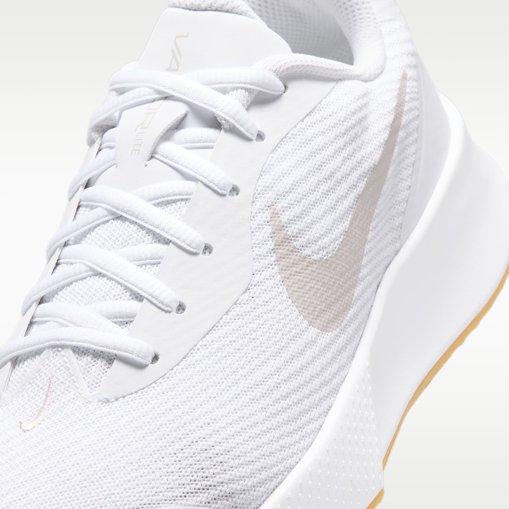 Nike Vapor Lite 3 Tennisschuh für Hartplätze (Damen) – Weiß/Summit White/Gum Yellow/Light Orewood Brown