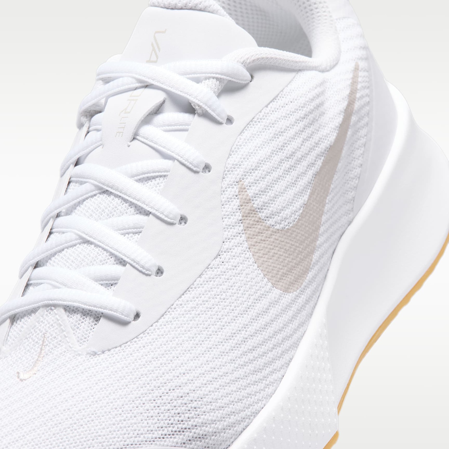 Nike Vapor Lite 3 Tennisschuh für Hartplätze (Damen) – Weiß/Summit White/Gum Yellow/Light Orewood Brown