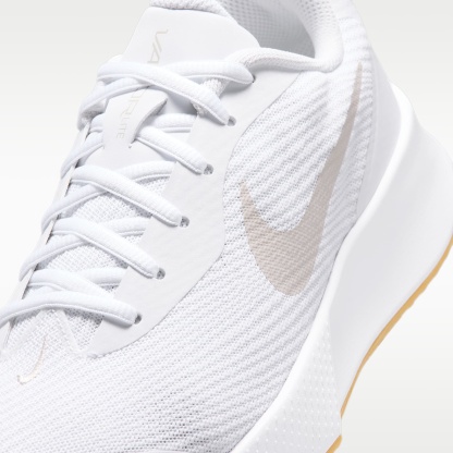 Nike Vapor Lite 3 Tennisschuh für Hartplätze (Damen) – Weiß/Summit White/Gum Yellow/Light Orewood Brown