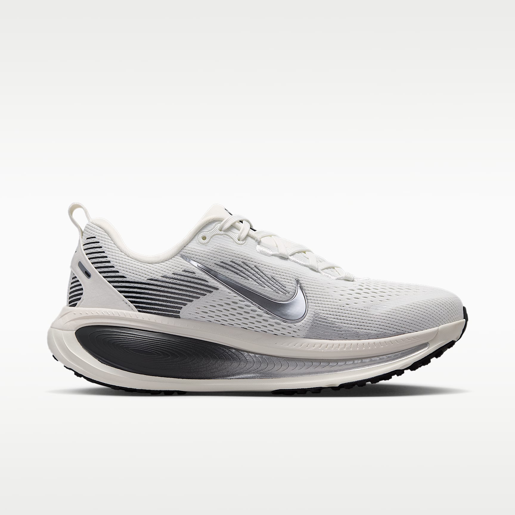 Nike Vomero 18 Straßenlaufschuh (Damen) – Summit White/Sail/Photon Dust/Metallic Silver
