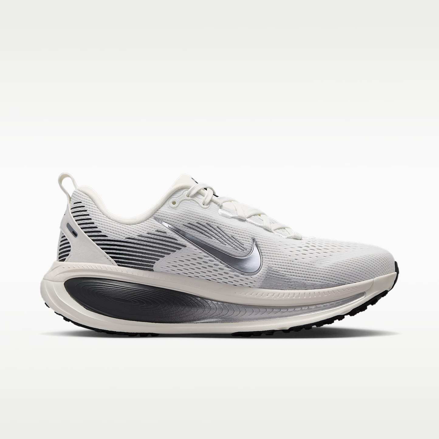 Nike Vomero 18 Straßenlaufschuh (Damen) – Summit White/Sail/Photon Dust/Metallic Silver