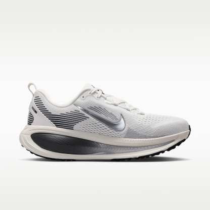 Nike Vomero 18 Straßenlaufschuh (Damen) – Summit White/Sail/Photon Dust/Metallic Silver