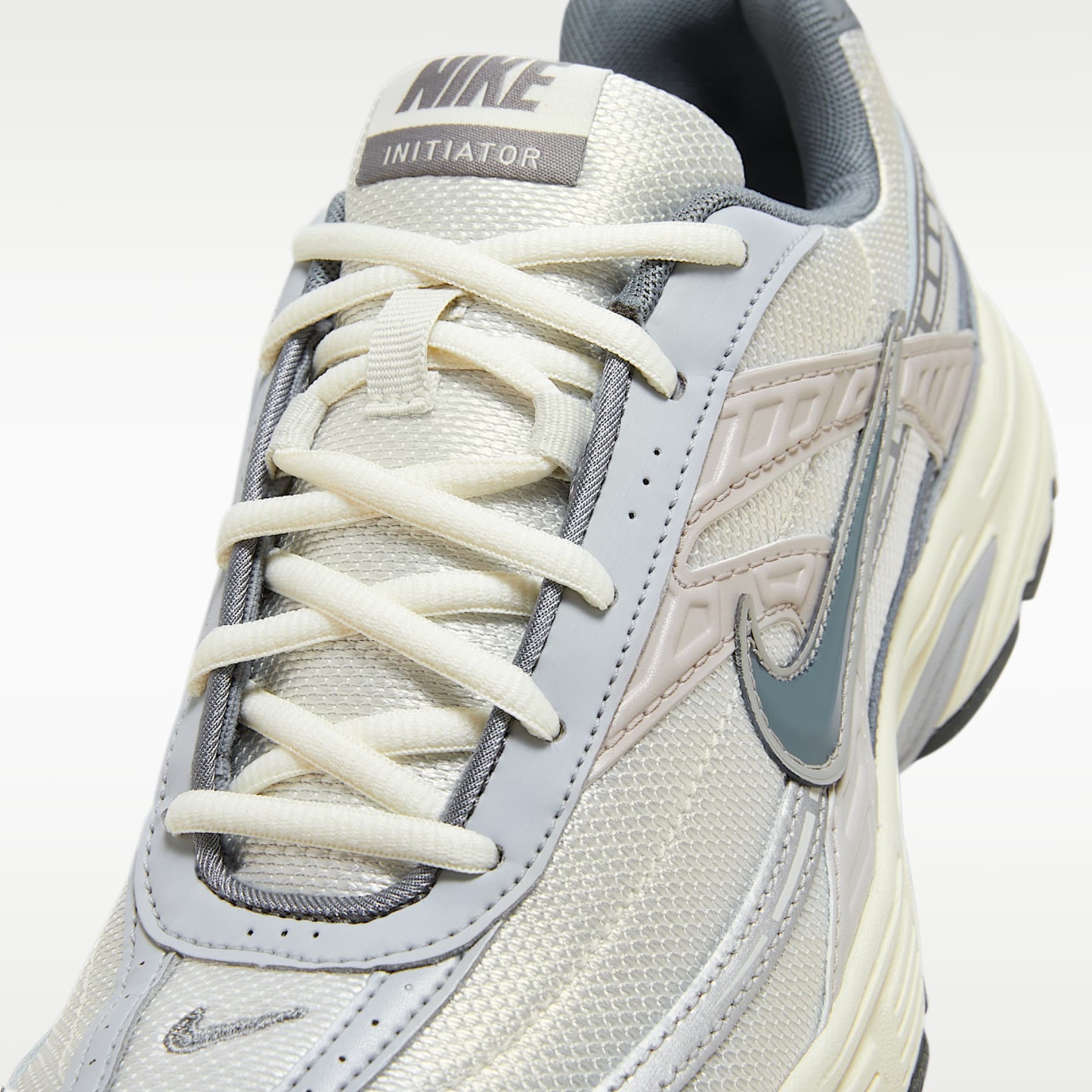 Nike Initiator Herren-Laufschuh – Light Bone/Coconut Milk/Metallic Silver/Smoke Grey