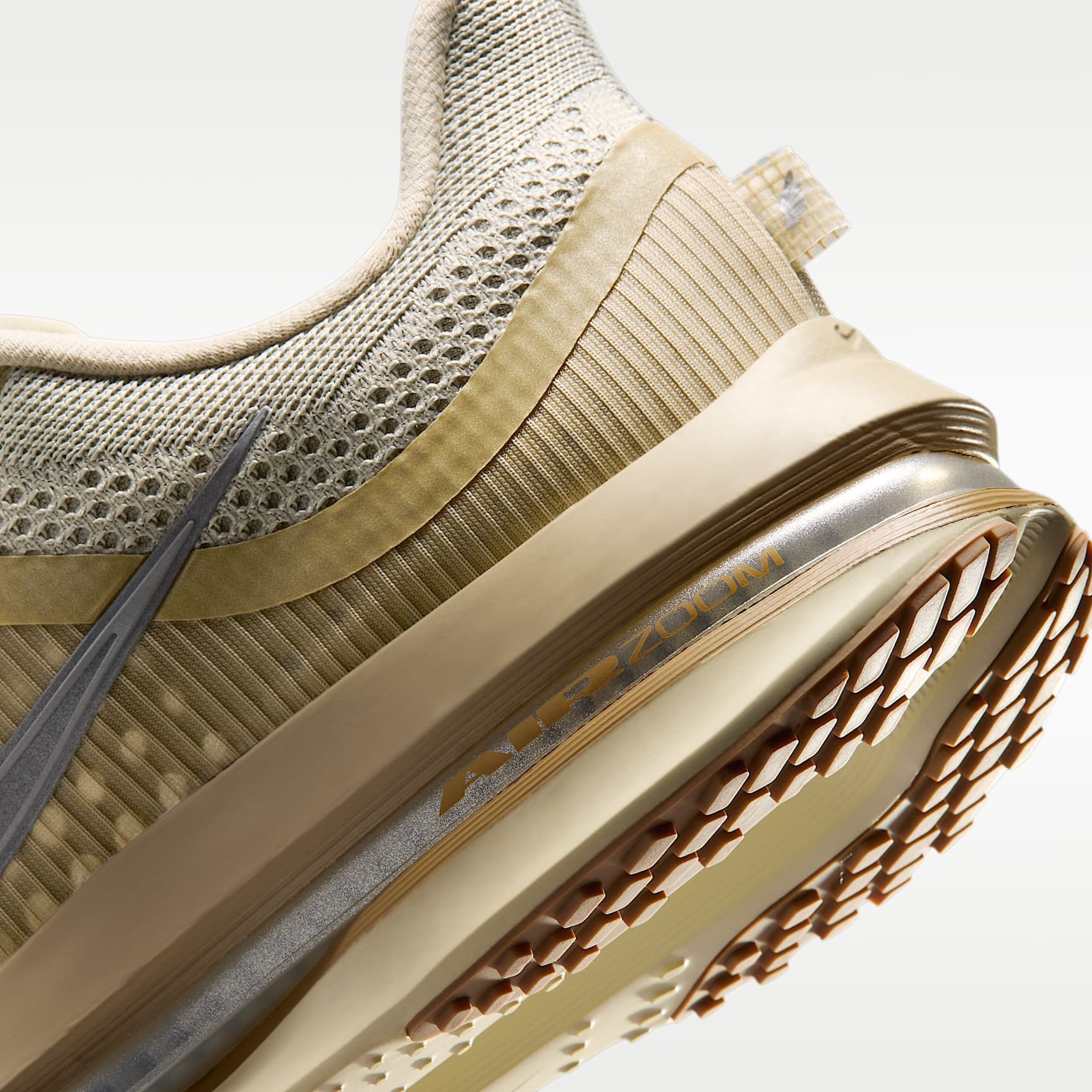 Nike Pegasus Premium Straßenlaufschuh (Herren) – Desert Khaki/Light Khaki/Filbert/Metallic Silver
