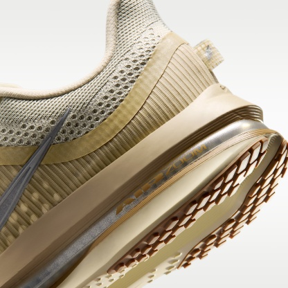Nike Pegasus Premium Straßenlaufschuh (Herren) – Desert Khaki/Light Khaki/Filbert/Metallic Silver