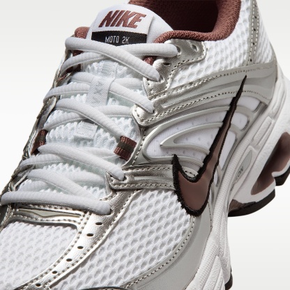 Nike Air Max Moto 2K Schuh mit reflektierenden Akzenten (Damen) – Weiß/Metallic Silver/Schwarz/Tattoo