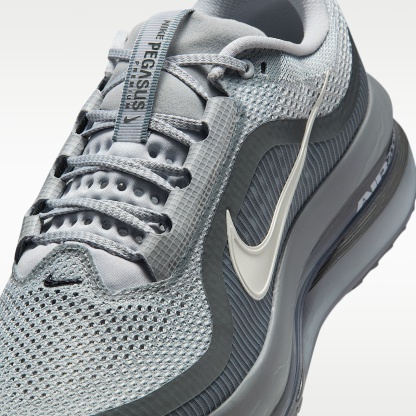 Nike Pegasus Premium Straßenlaufschuh (Herren) – Wolf Grey/Cool Grey/Anthracite/Sail