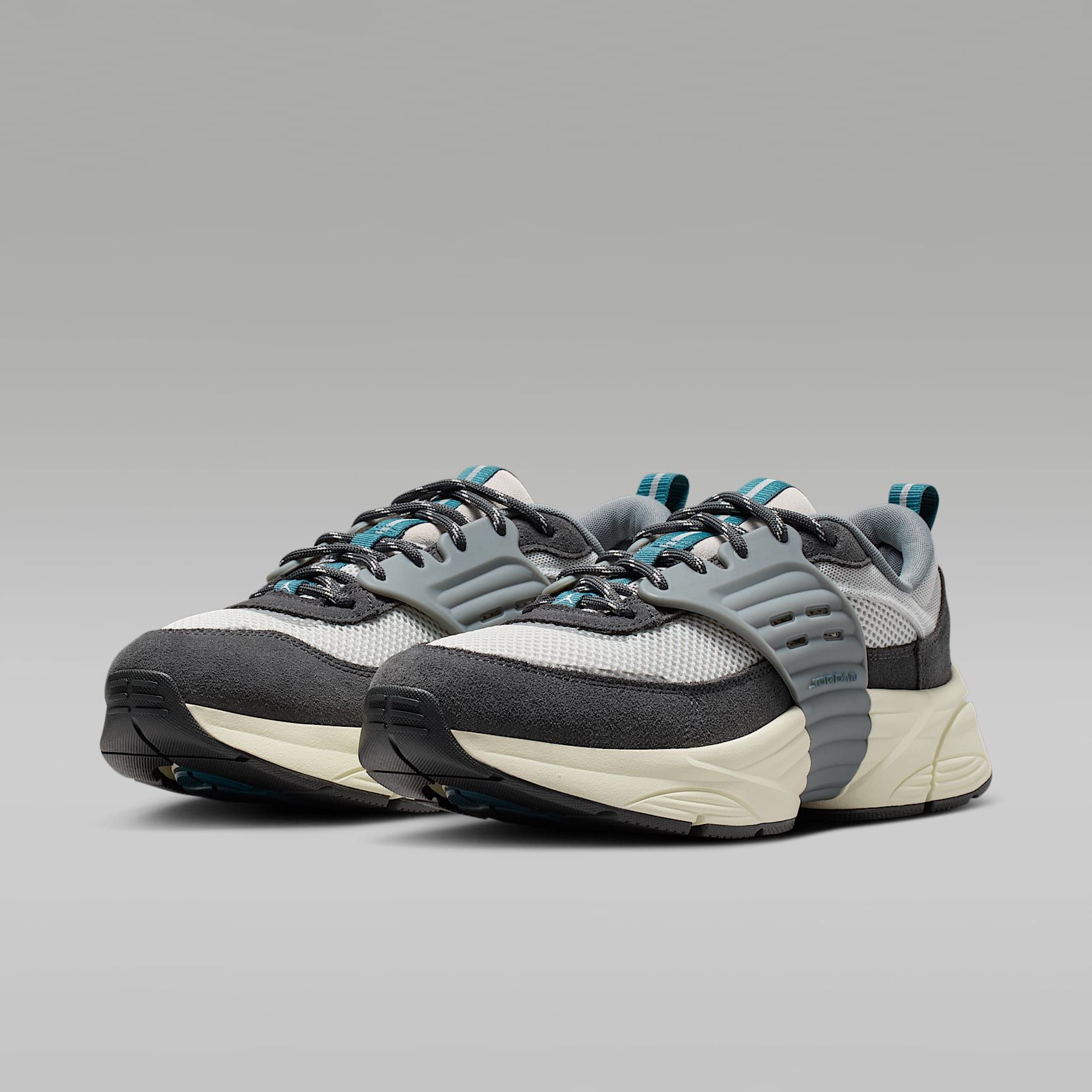 Jordan Trunner O/S Schuhe (Herren) – Photon Dust/Anthracite/Cool Grey/Ash Green