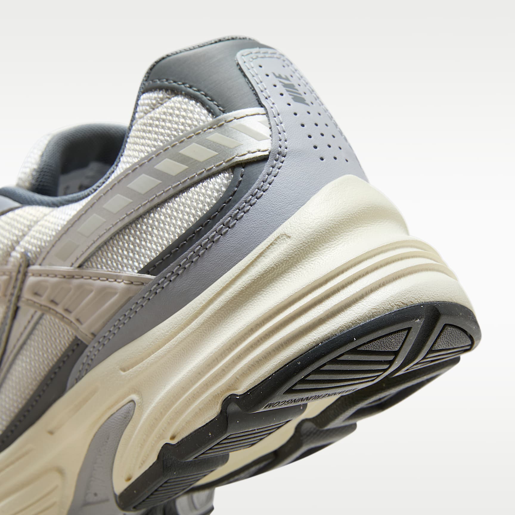 Nike Initiator Herren-Laufschuh – Light Bone/Coconut Milk/Metallic Silver/Smoke Grey