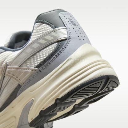 Nike Initiator Herren-Laufschuh – Light Bone/Coconut Milk/Metallic Silver/Smoke Grey