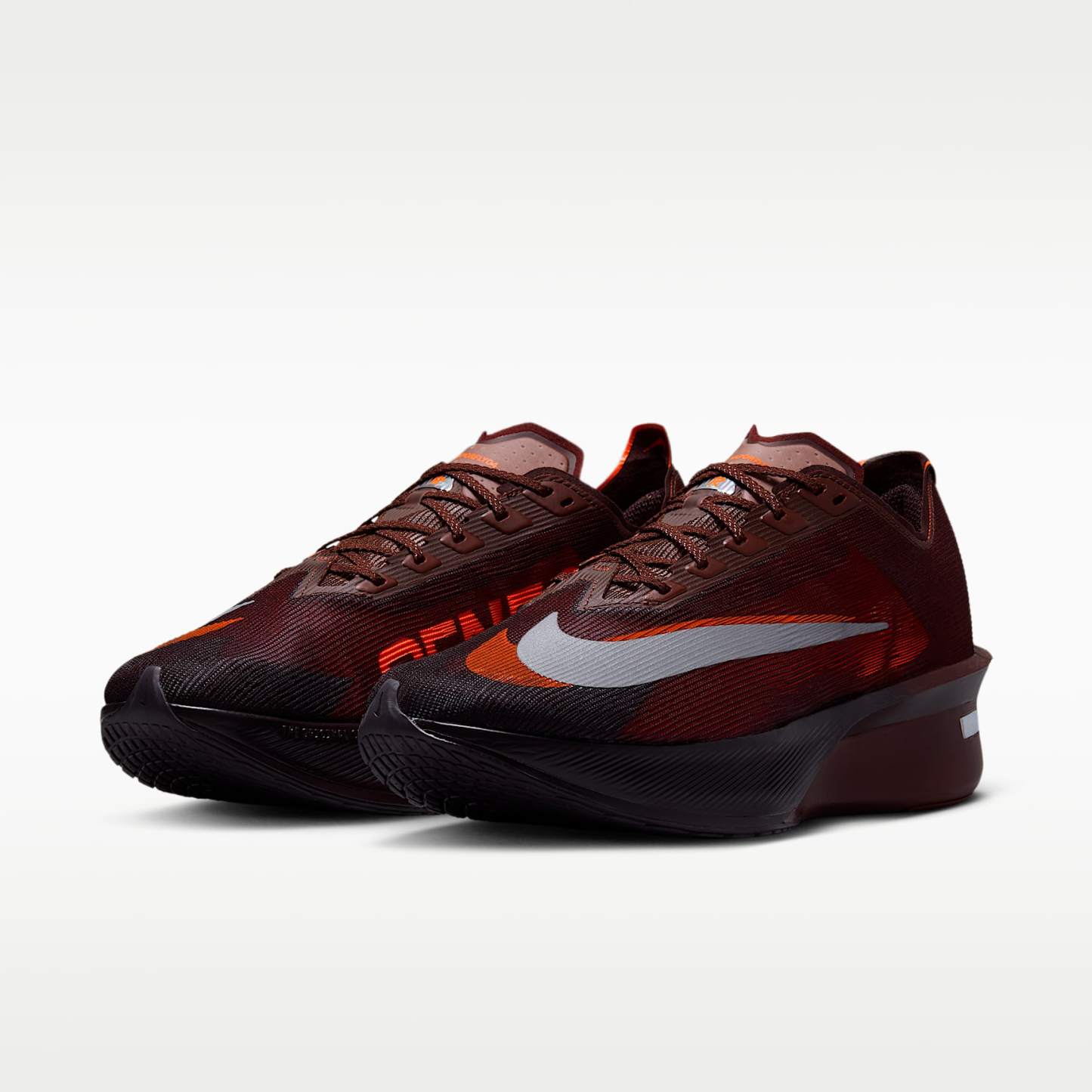 Nike Vaporfly 4 x Renegade Straßenlaufschuh für Wettkämpfe (Herren) – Brown Basalt/Bronze Eclipse/Burgundy Ash/Hyper Crimson