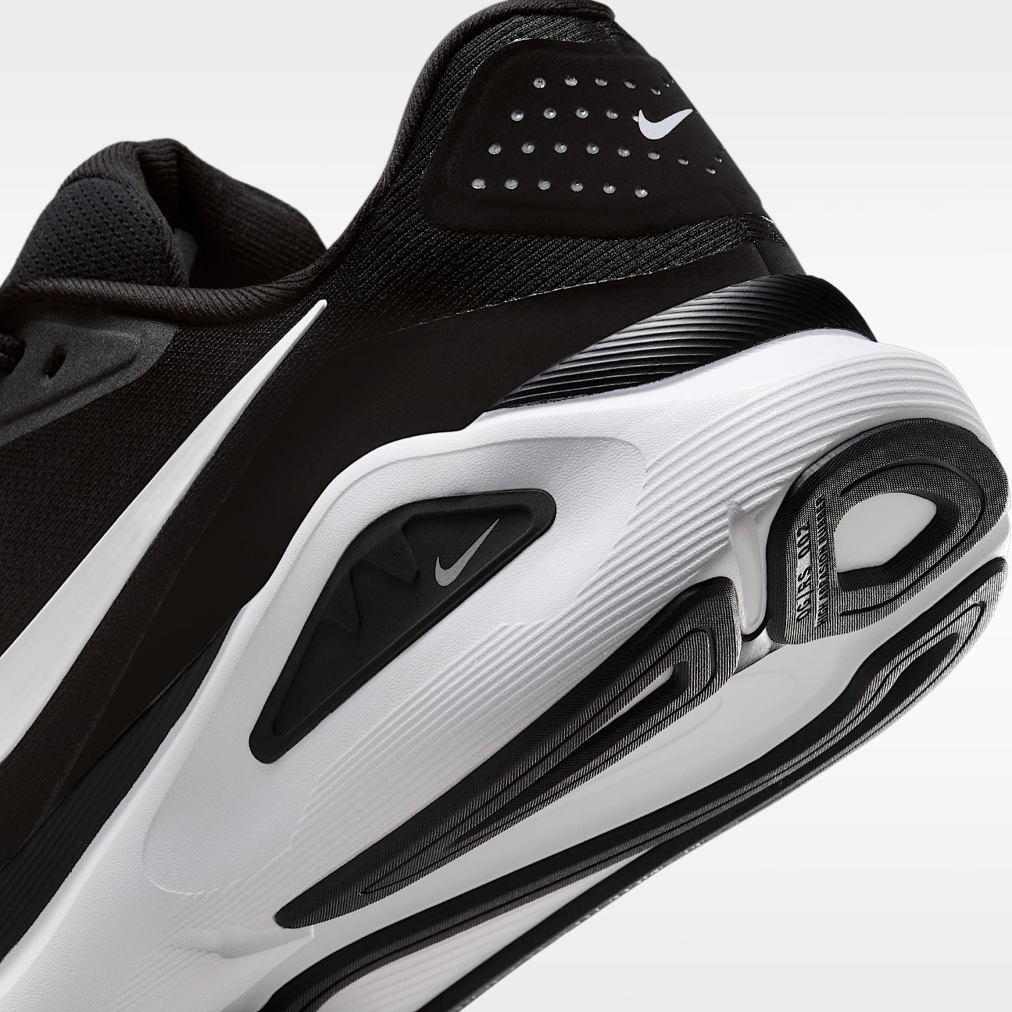 Nike Structure 26 Straßenlaufschuh (Herren) – Schwarz/Cool Grey/Metallic Silver/Weiß