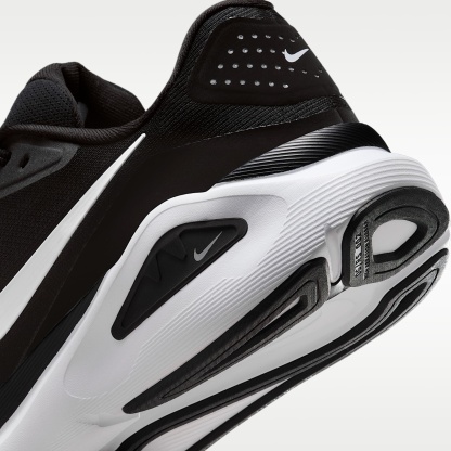 Nike Structure 26 Straßenlaufschuh (Herren) – Schwarz/Cool Grey/Metallic Silver/Weiß