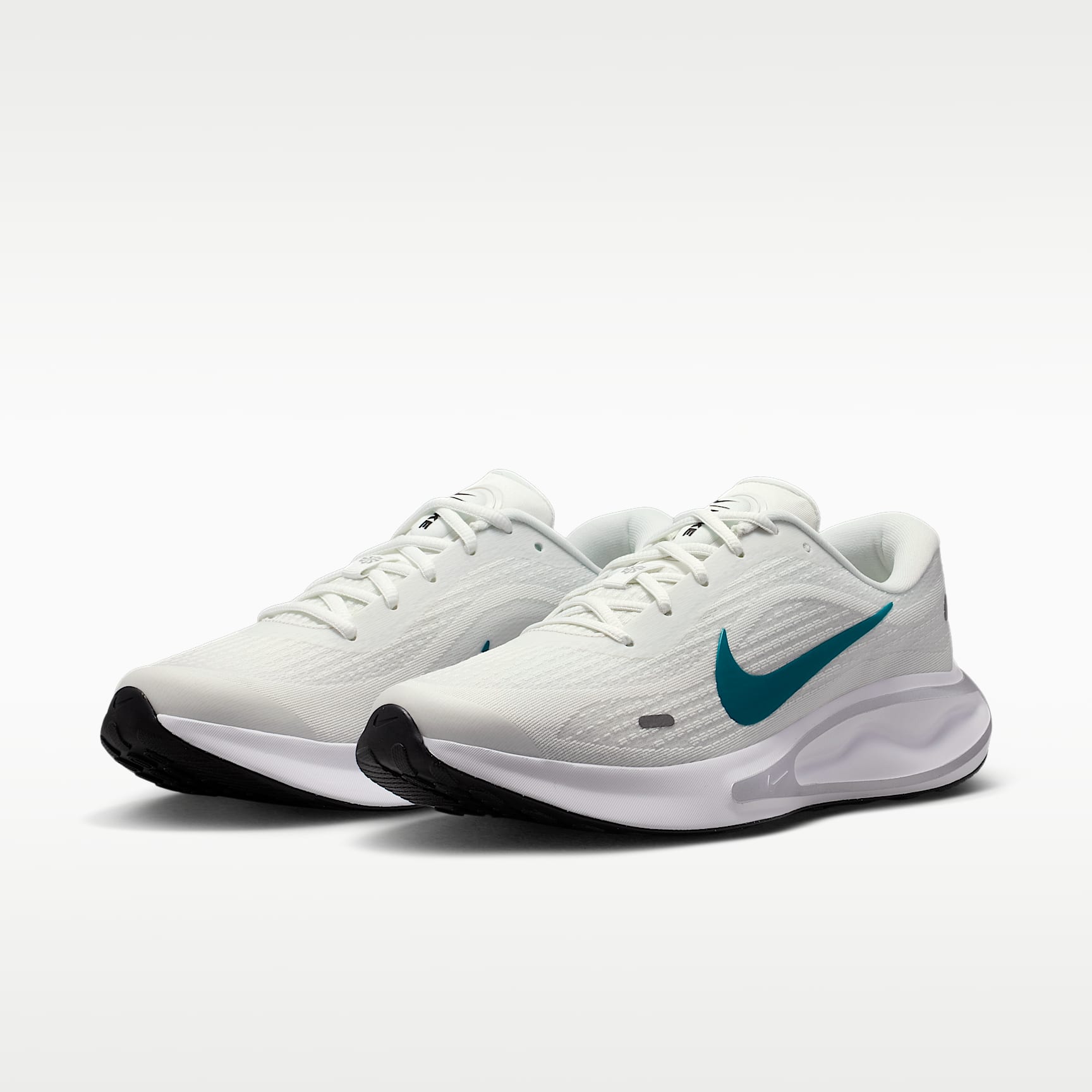 Nike Journey Run Straßenlaufschuh (Herren) – Summit White/Schwarz/Metallic Silver/Bright Spruce